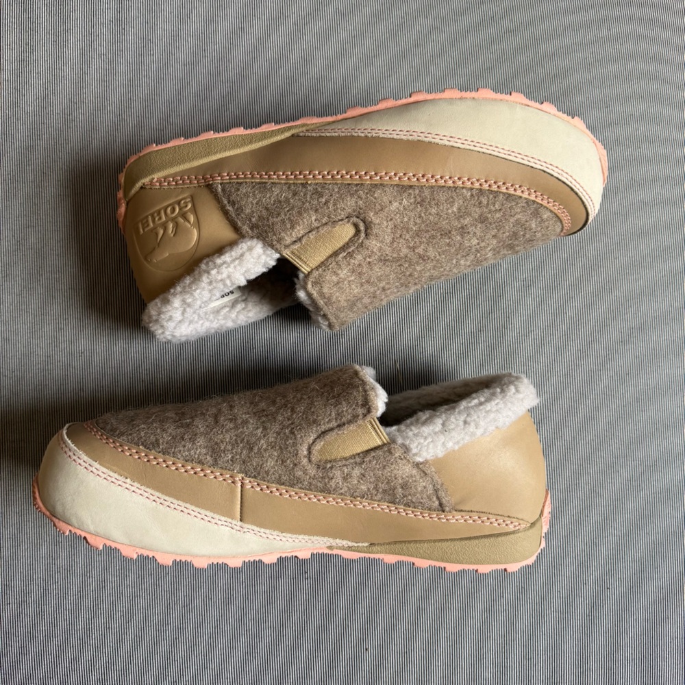 Sorel Sherpa-Lined Slip-On Clog in Light Gray with Pink Accent